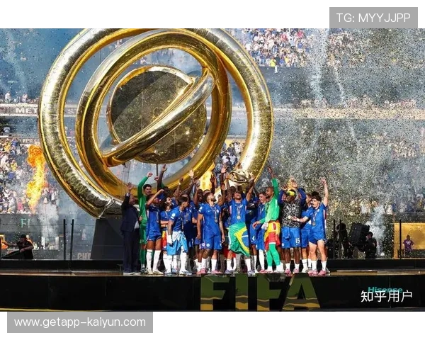 世俱杯决赛切尔西夺冠，特朗普抢镜颁奖仪式引发讨论