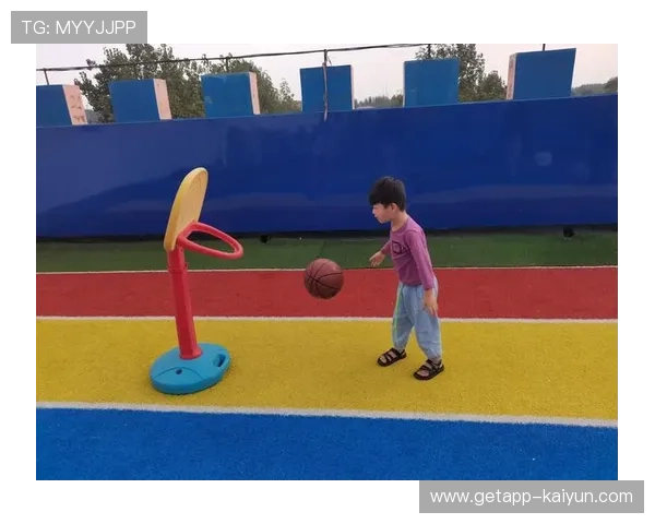 中场儿童投篮游戏惊现半场绝杀，全场观众起立鼓掌